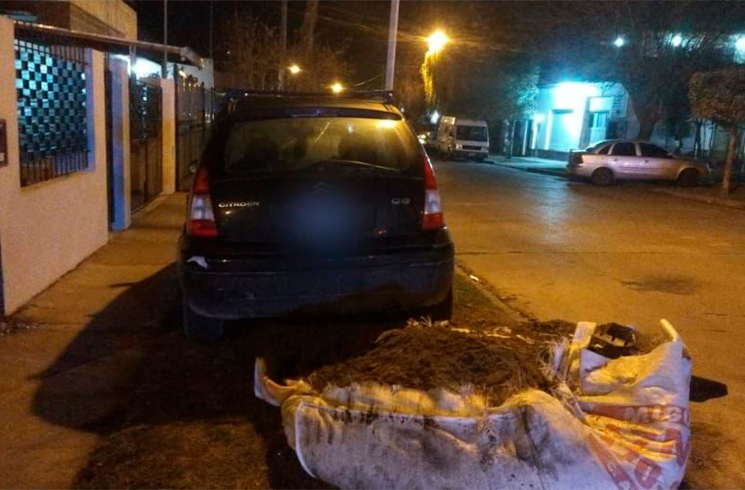 Se "tragó" un bolsón de arena ubicado arriba de la vereda: lo trasladan inconsciente