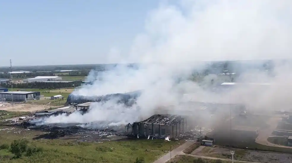 Incendio en Ezeiza: cronología de una explosión que requirió el trabajo de 70 dotaciones de bomberos