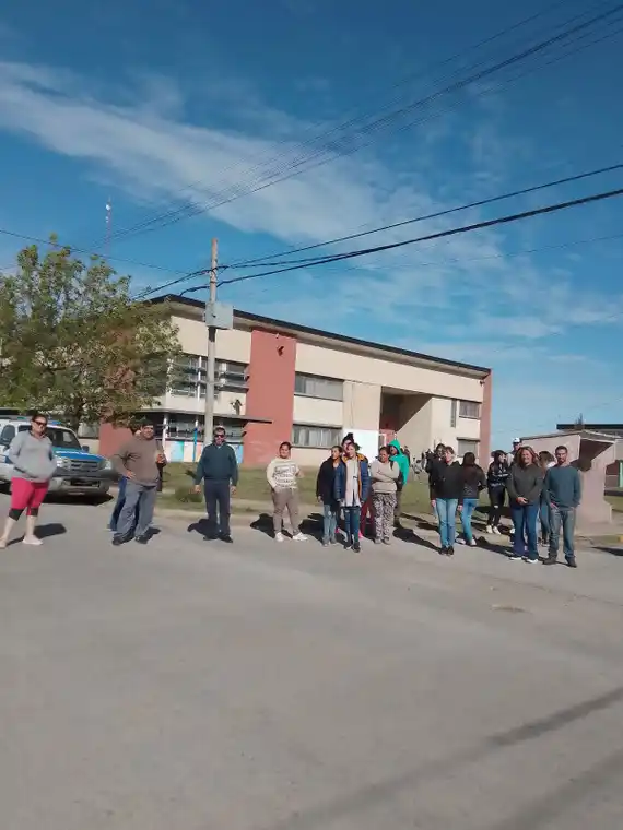 Con restricciones de acercamiento que no surten efecto, en la Secundaria 7 continúa la violencia barrial