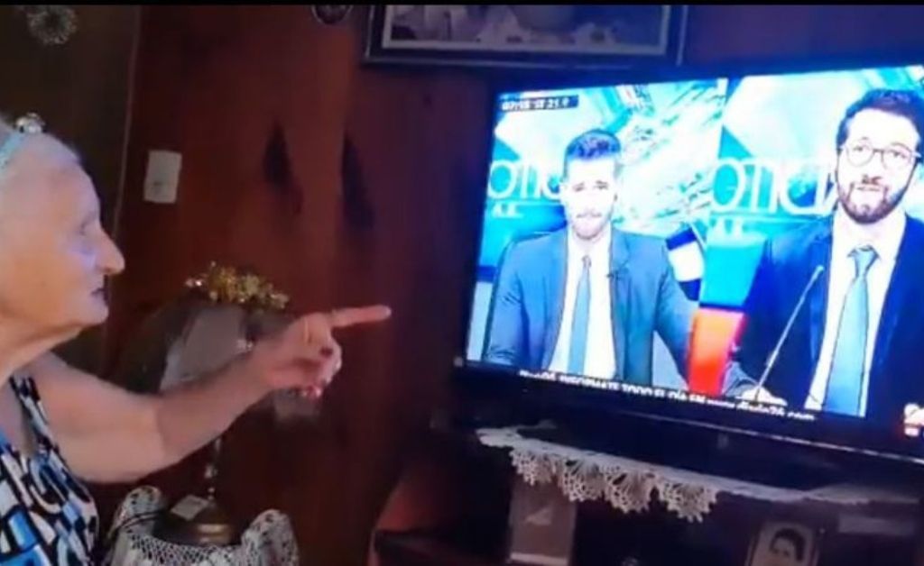 Mirá la tierna reacción de una abuela al ver a su nieto en la televisión