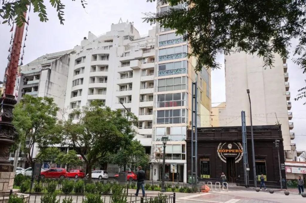 Córdoba: un joven de 23 años murió tras caer desde el balcón de un edificio