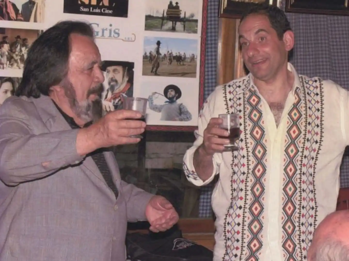 Horacio Guarany y Sergio Straffela, en uno de los tantos brindis compartidos. Foto: Gentileza