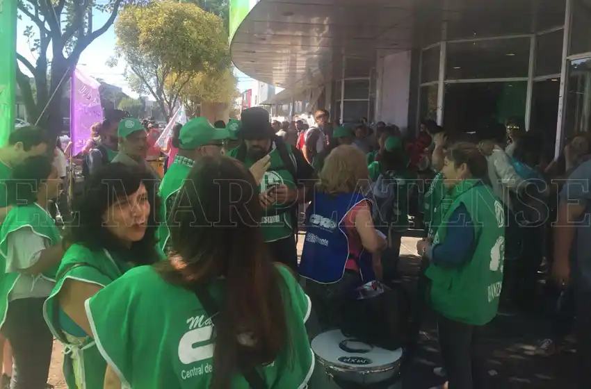 Estatales mostraron apoyo a Suteba en la puerta del Consejo Escolar