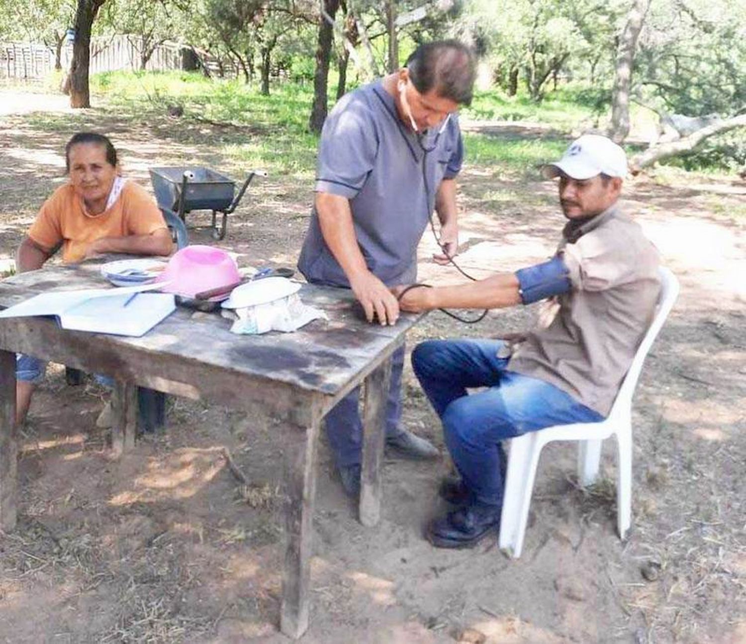 Atenciones de salud a familias autoevacuadas
por la creciente del bañado La Estrella