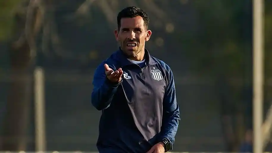 Tevez tiene su entreno en el banco de Talleres.