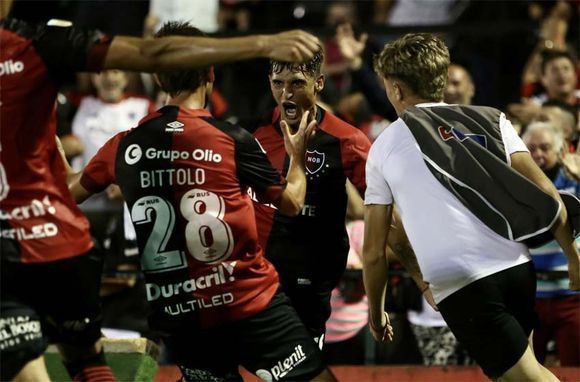El Newells de los pibes consiguió un triunfazo sobre la hora ante Independiente y cortó la racha negativa
