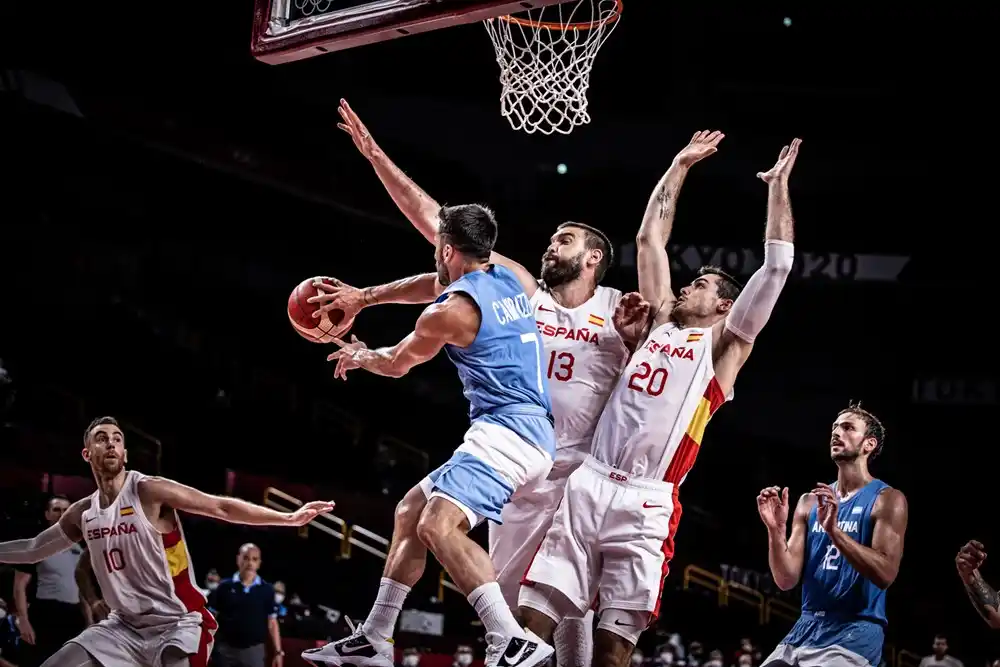Campazzo saca el balón al perímetro entre tres españoles.