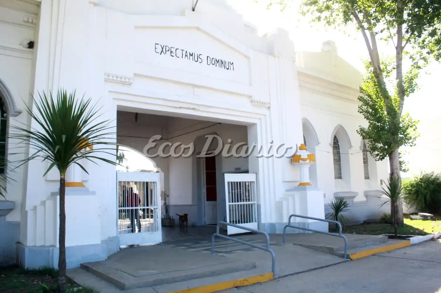 En la puerta se hallaba la moto con la que huyó el ladrón solitario