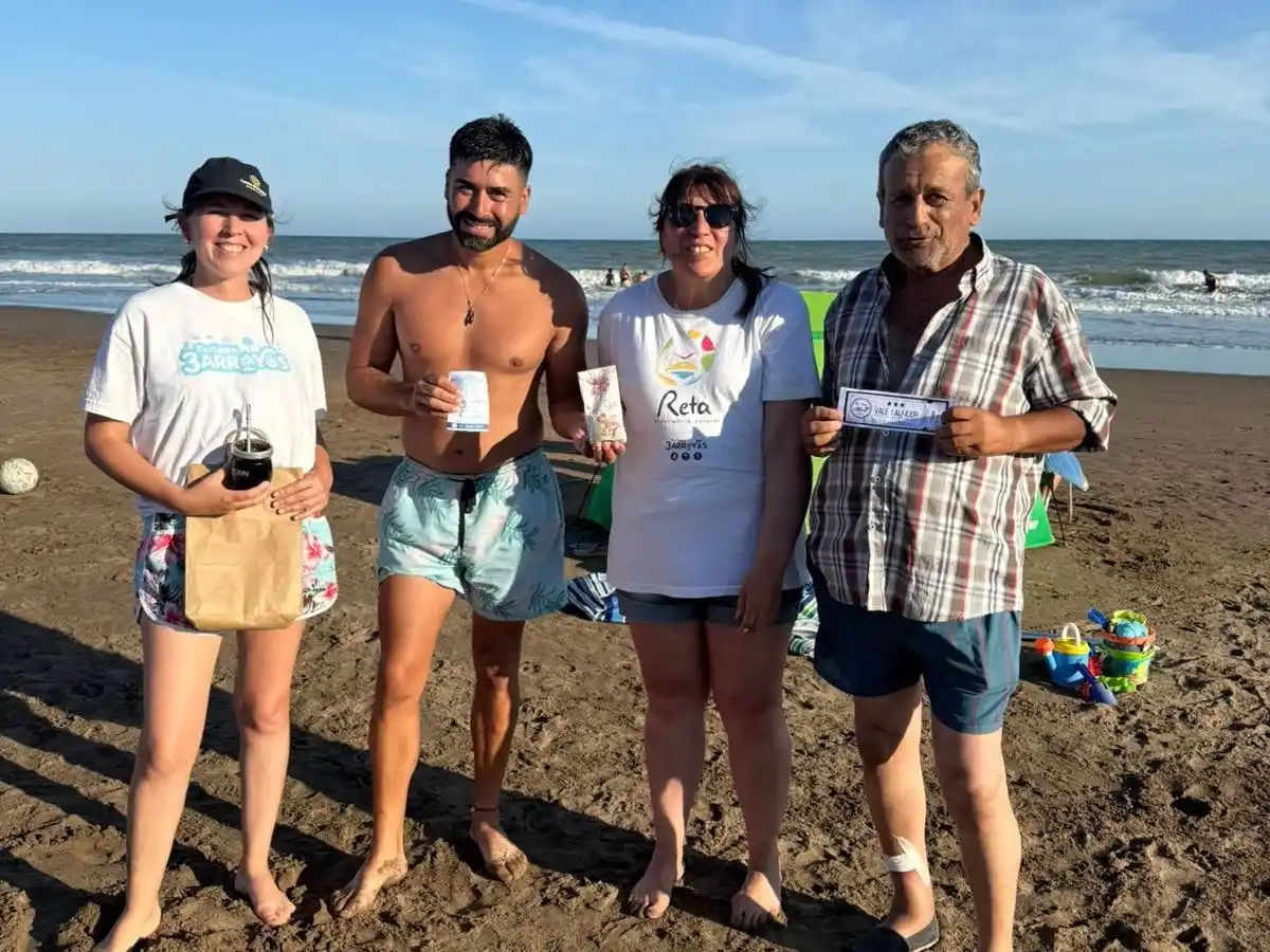 Carolina Goicoechea (directora de Turismo) y Alejandra Viega entregando premios a ganadores de ‘tejo’ del programa ‘A toda playa’ (Gentileza de la oficina de Turismo de Reta)