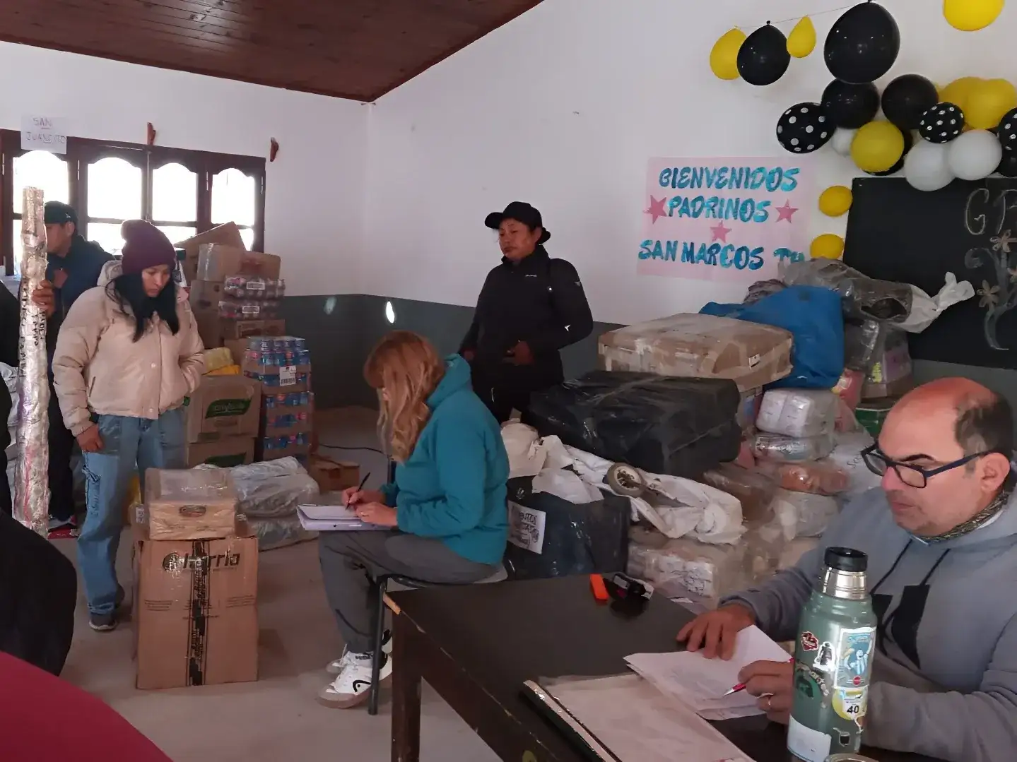 Puentes del Alma entregando las donaciones a las escuelas de frontera. Foto: Gentileza.