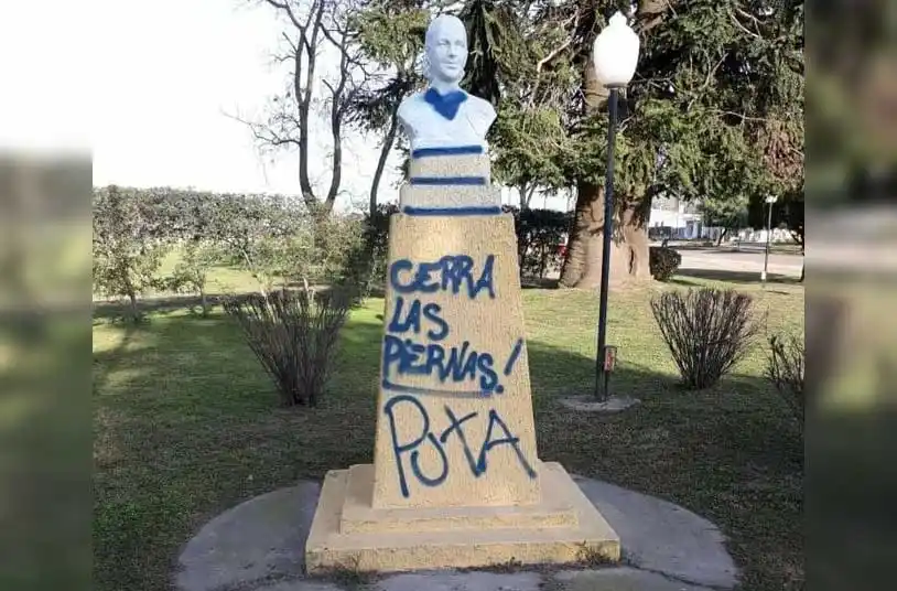 Indignación en Godoy: la comuna amaneció con pintadas anti-aborto en un busto de Eva Perón