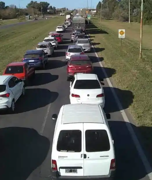 Tras los cambios, se formaron largas colas en el Acceso Sur a la ciudad 