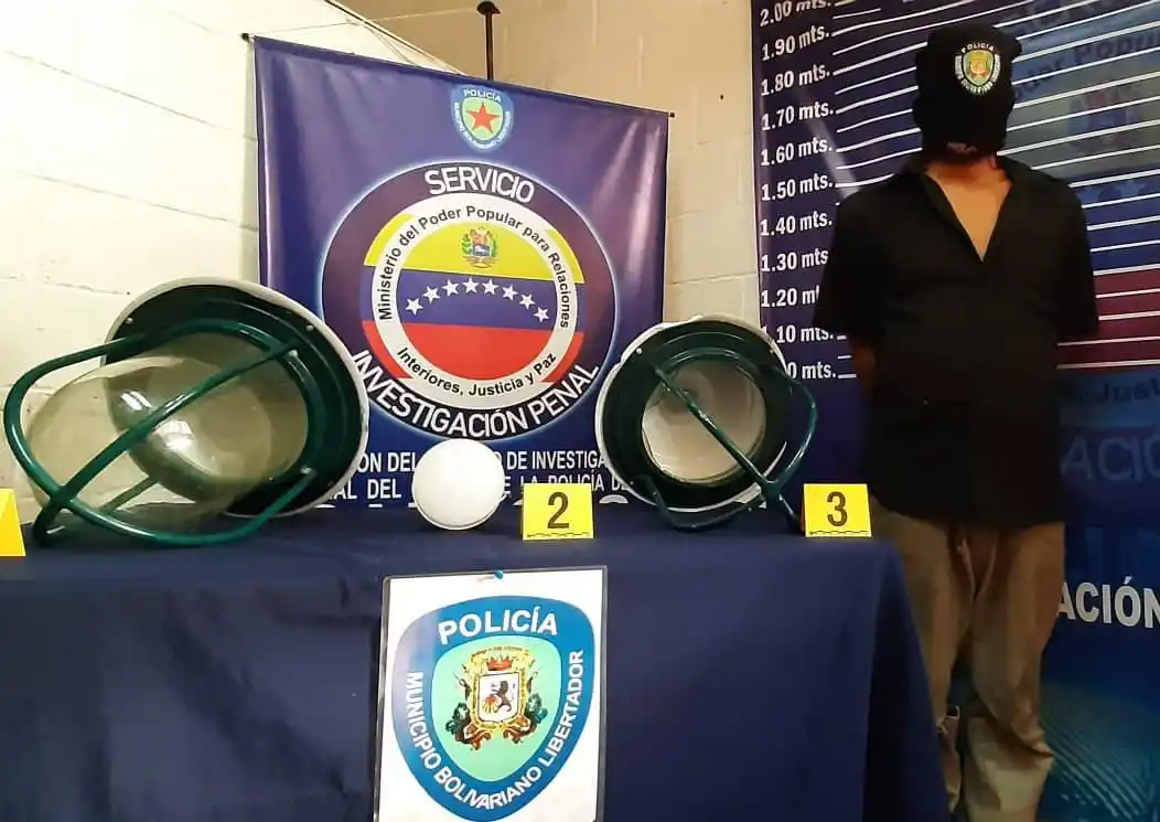 POR PILLO: capturan a hombre que robaba el alumbrado público en Caracas