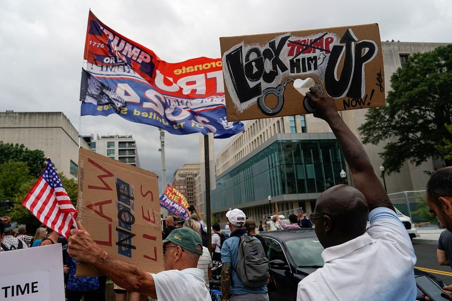 La sede judicial fue escenario de manifestaciones a favor y en contra del expresidente Trump.