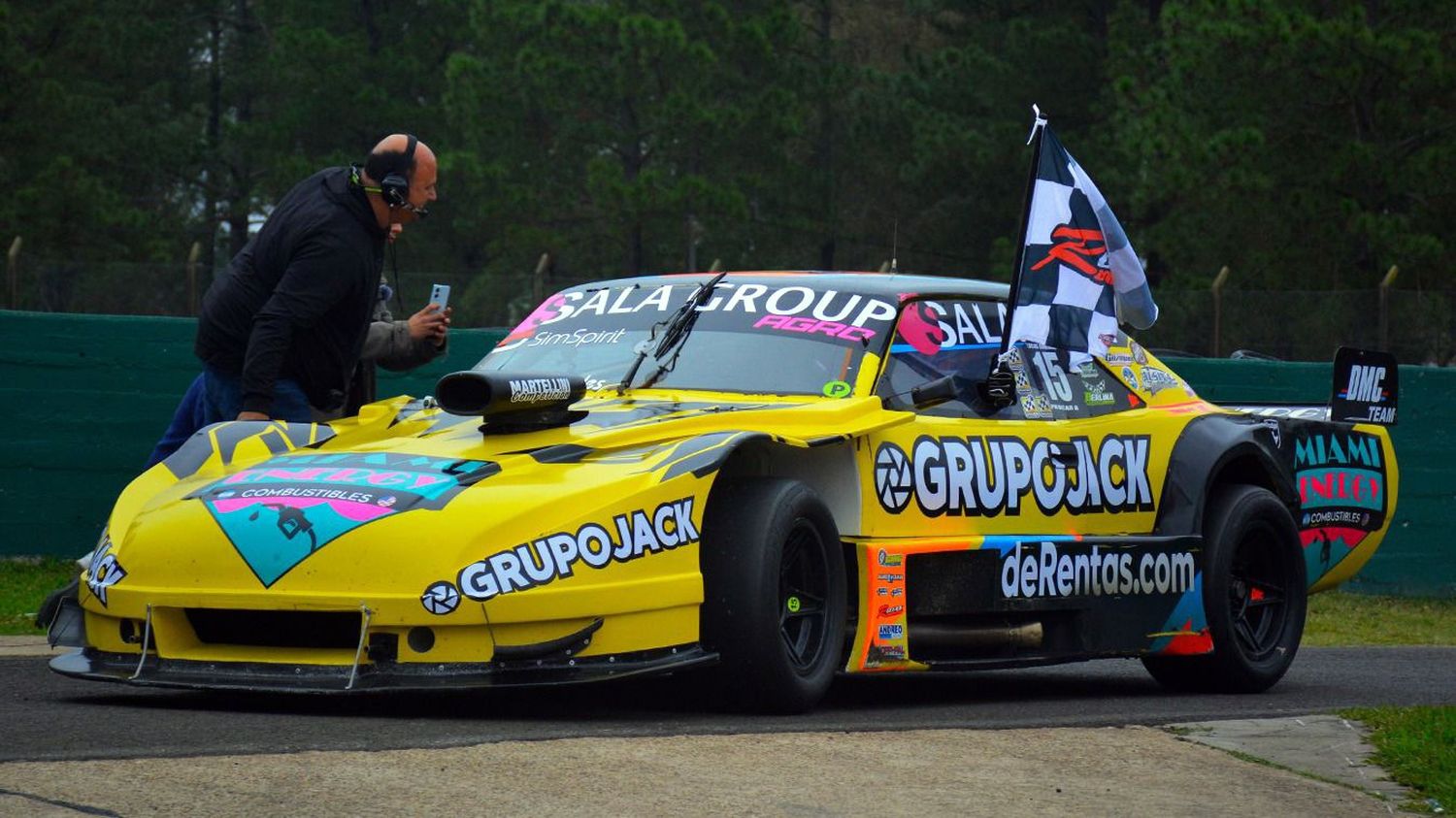 Vuelta de honor. Lucas González, con la Dodge/Chevrolet, que le posibilitó ganar por primera vez en Concordia