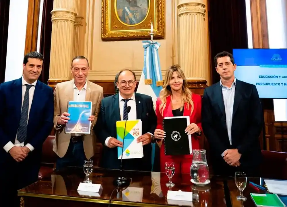 Los intendentes Salomón y Fassi junto a los senadores Maximiliano Abad y Wado De Pedro.