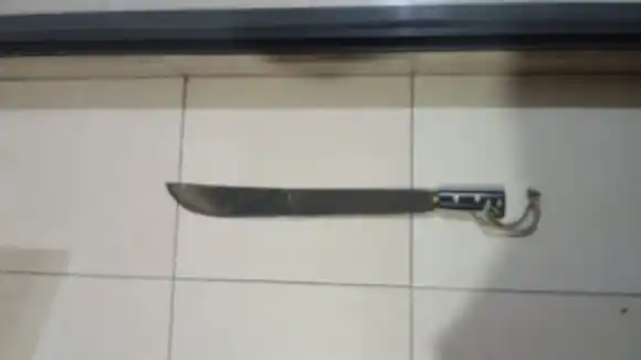 En un chequeo, detectaron a un sospechoso con un machete escondido entre la ropa