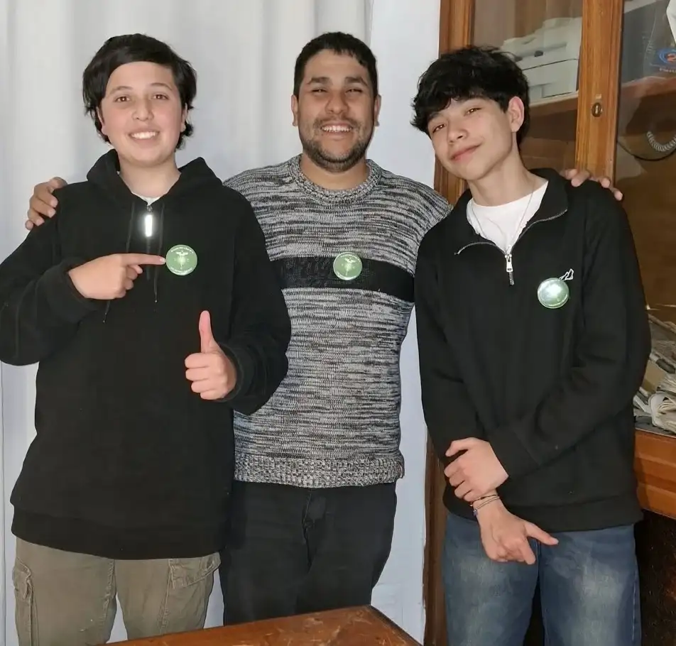 Prof. Franco Castaño junto a los alumnos Augusto Loose y Luis Castillo