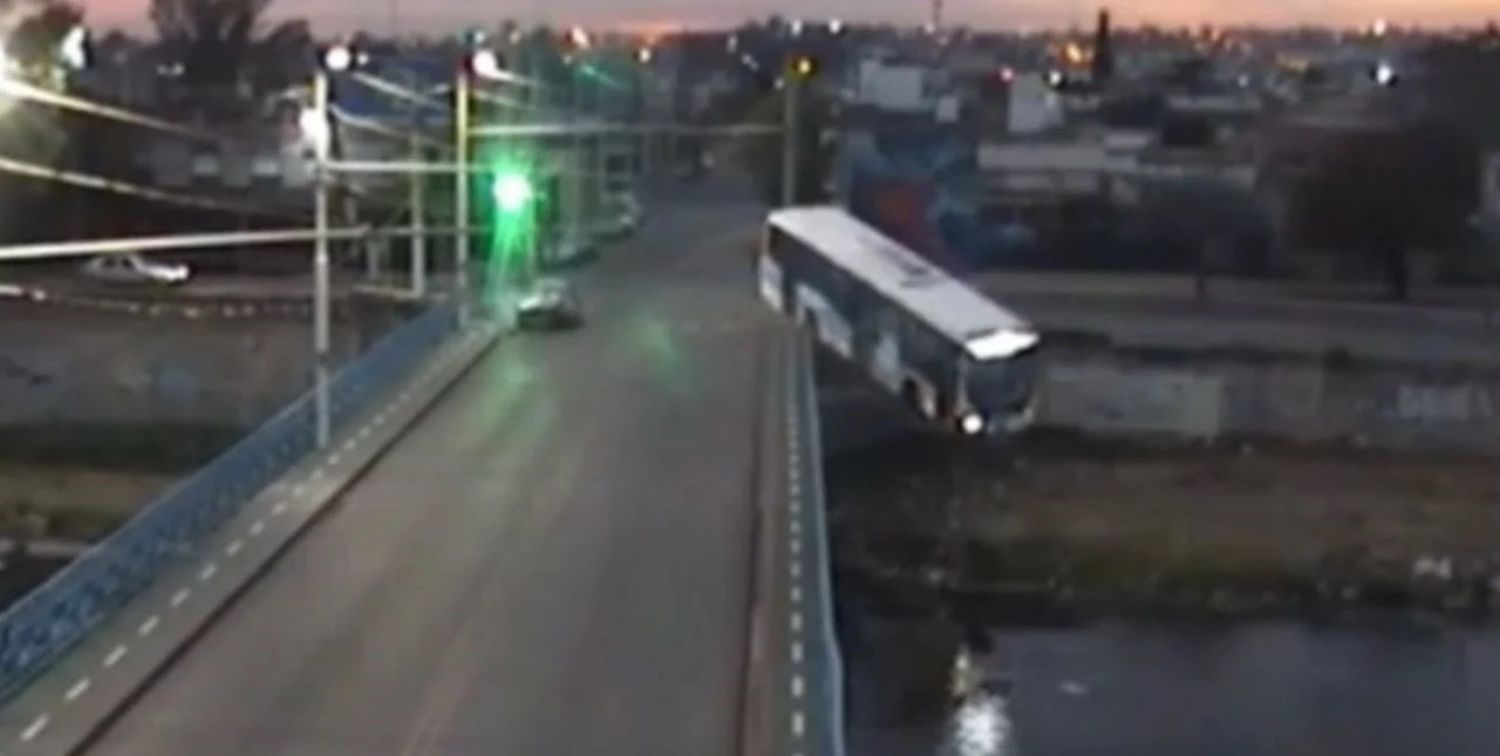Un colectivo con pasajeros cayó desde un puente en Córdoba