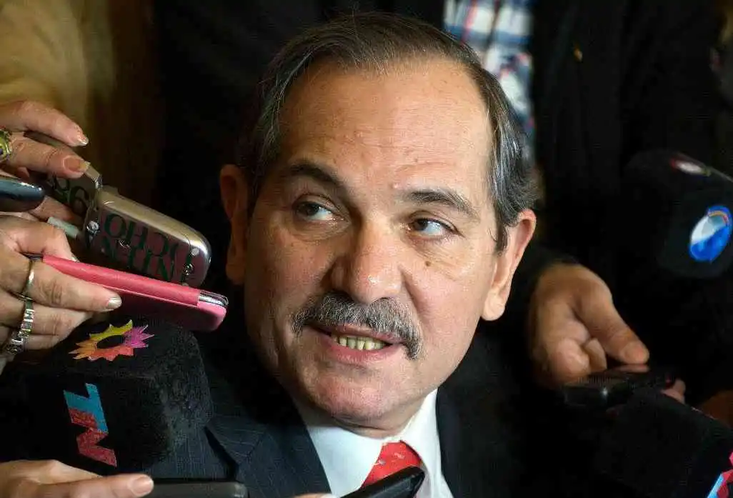 Tras la denuncia por violación, Alperovich pidió licencia en el Senado