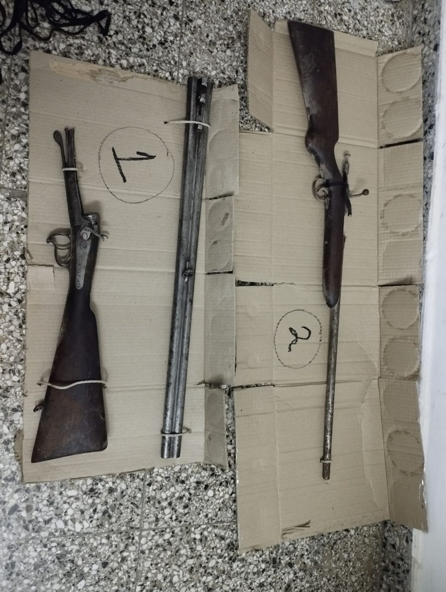 Las dos armas secuestradas por la policía.