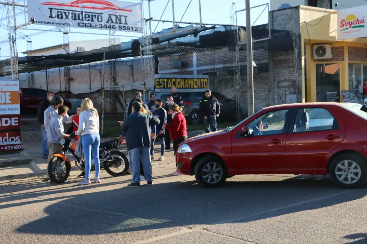 Un motociclista chocó a un auto y quiso irse, pero vecinos lo retuvieron