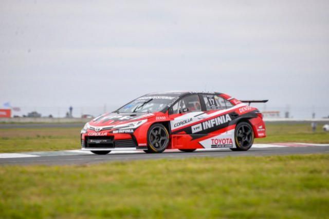 Rossi ganó en la última vuelta del Súper TC2000