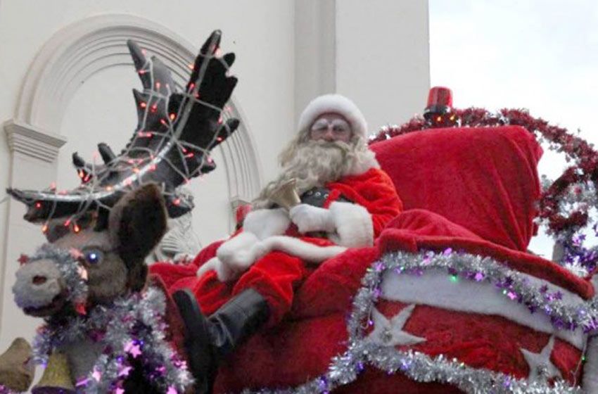 Niños a los piedrazos porque Papá Noel se quedó sin caramelos