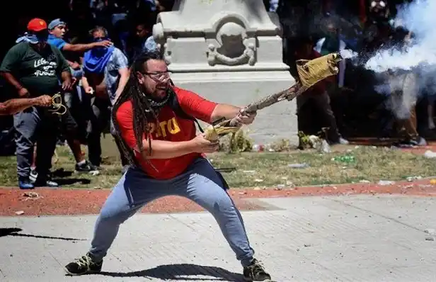 Quién es Sebastián Romero, el militante que tiene pedido de detención  