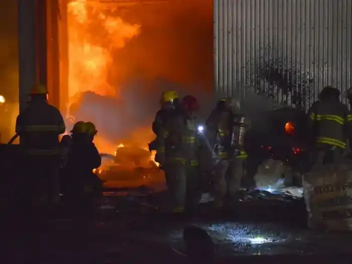 Voraz incendio destruyó un galpón de acopio de cartones en Urdinarrain