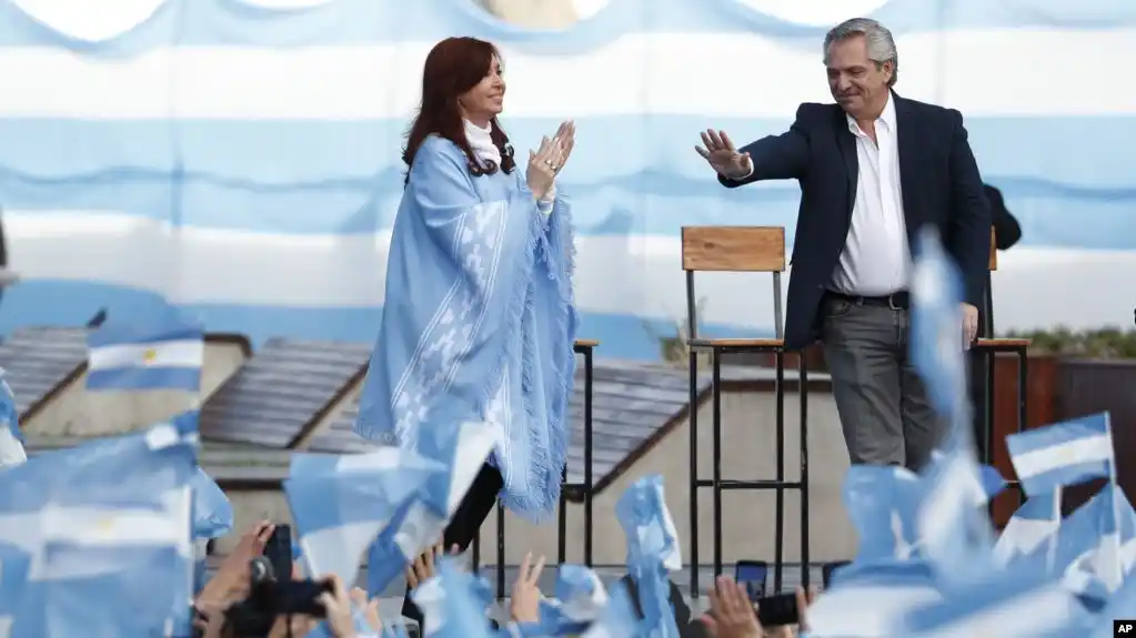Los Fernández cerraron la campaña electoral proclamando el fin del neoliberalismo en Argentina