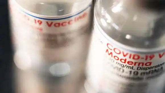 La tercera dosis de la vacuna de Moderna multiplica los anticuerpos contra �micron hasta por 37