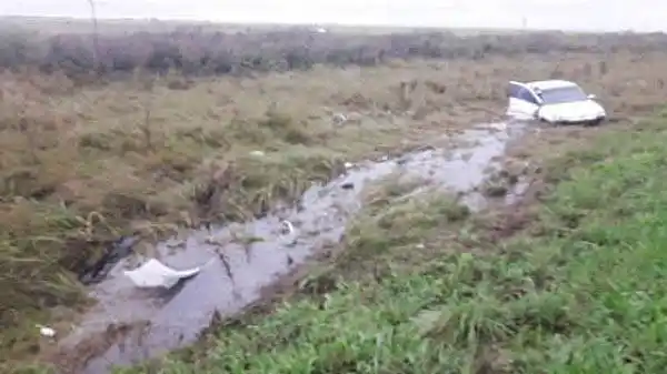 Perdió el control del auto,  despistó y volcó, quedando  en un campo