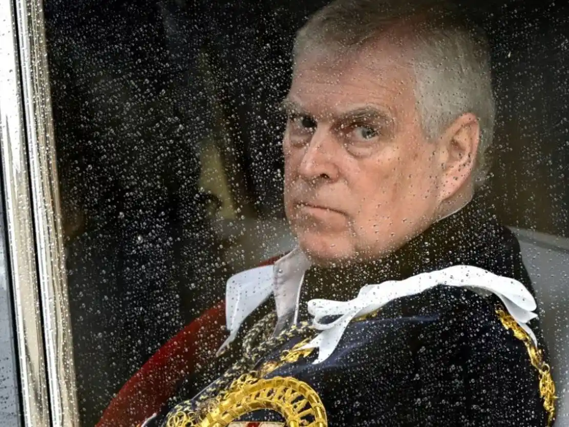 Estos señalamientos se conocen en medio de un mayor escrutinio sobre la conducta del exduque de York, que fue arrestado recientemente bajo sospecha de mal desempeño en cargo público, en una causa que también examina su correspondencia y vínculos con figuras polémicas del pasado.