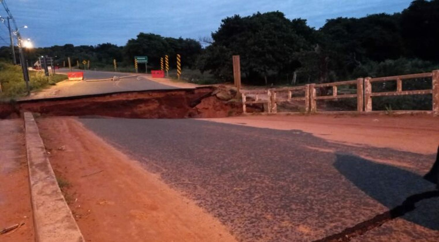 El puente Poncho Pytã de Capiatá, se abrió después del movimiento sísmico.