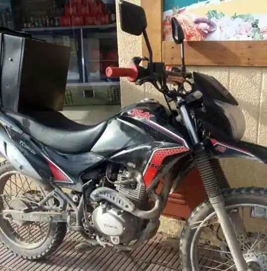 Encapuchados arrojan puntazos a repartidor y le roban la moto