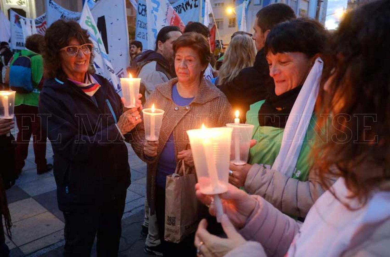 Universitarios marcharon con antorchas en reclamo de paritarias