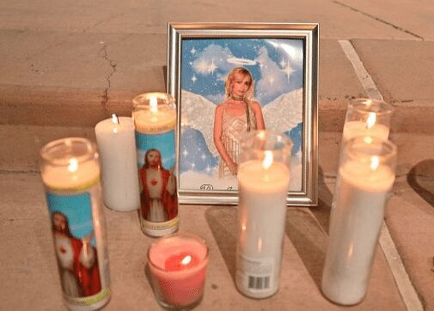 Seguidores hicieron un altar en el lugar donde Hutchins murió por un disparo de Alec Baldwin. Foto AFP