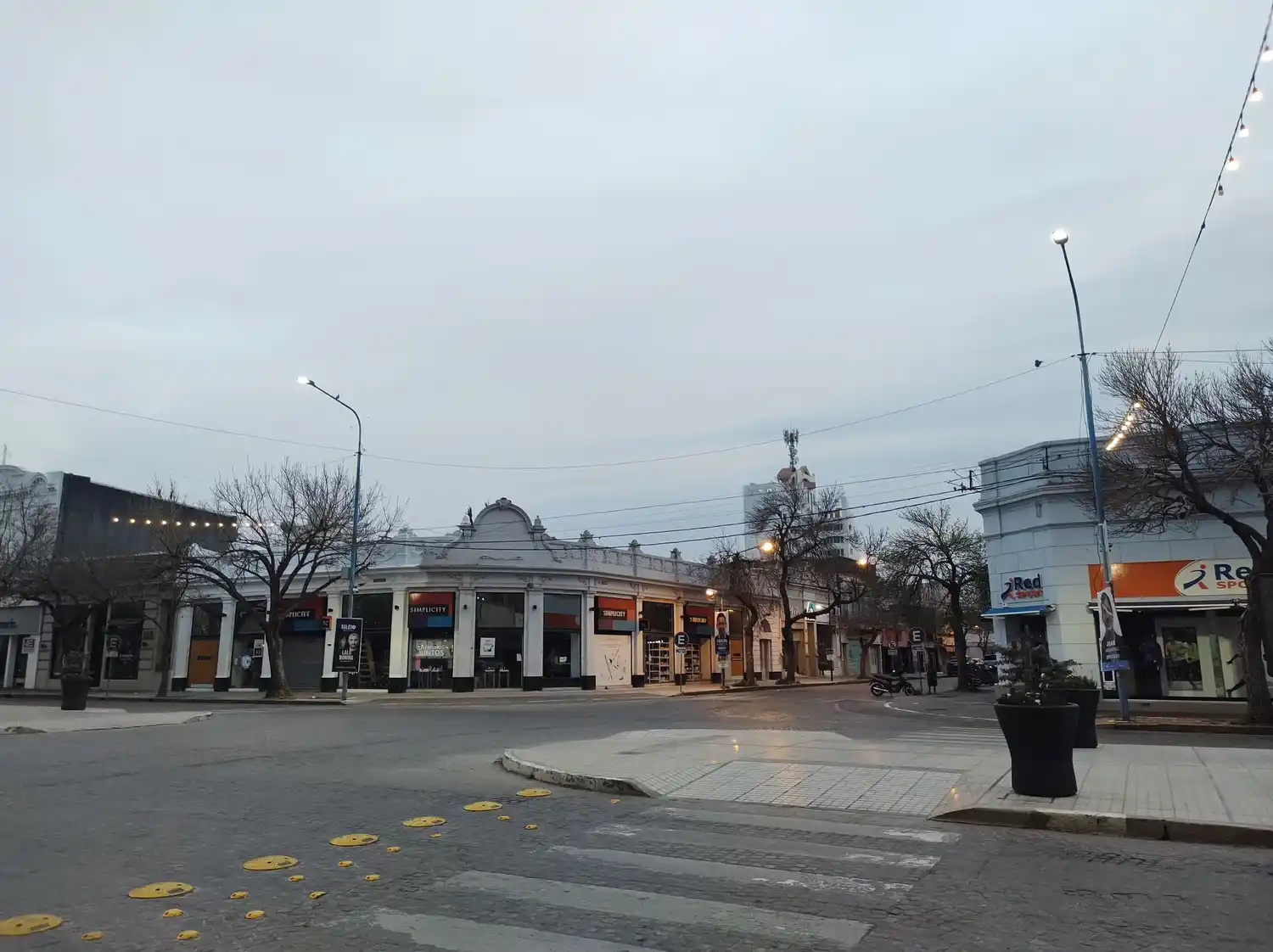 El clima sigue igual: lunes con el cielo completamente cubierto y bajas temperaturas