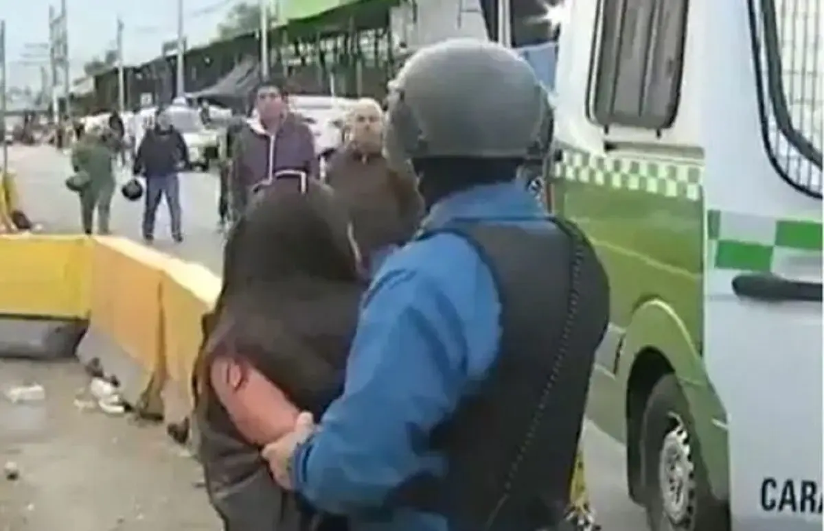 ¡UN CARABINERO, UN TRANSEÚNTE Y UN CAMARÓGRAFO HERIDOS! Mujer le quita la pistola a policía en Chile y dispara