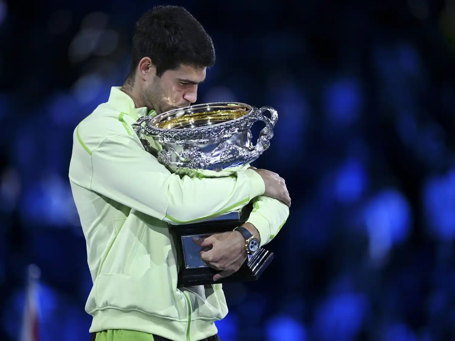 Alcaraz se abraza al trofeo del Abierto de Australia.
