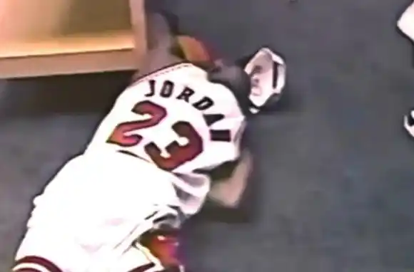El video inédito del desgarrador llanto de Michael Jordan luego de lograr su primer título tras la muerte de su padre