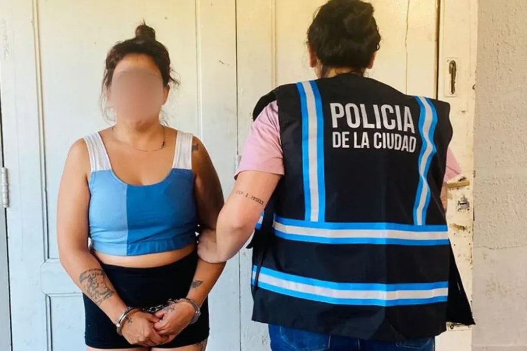 Efectivos de la Ciudad recuperaron 11 pedaleras y equipos de valor que le habían sido arrebatados al músico. Foto: Agencia NA/Policía de la Ciudad.