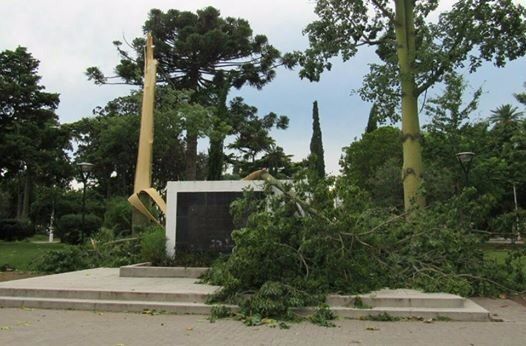 Destrozos y evacuados tras un fuerte temporal de viento en Navarro