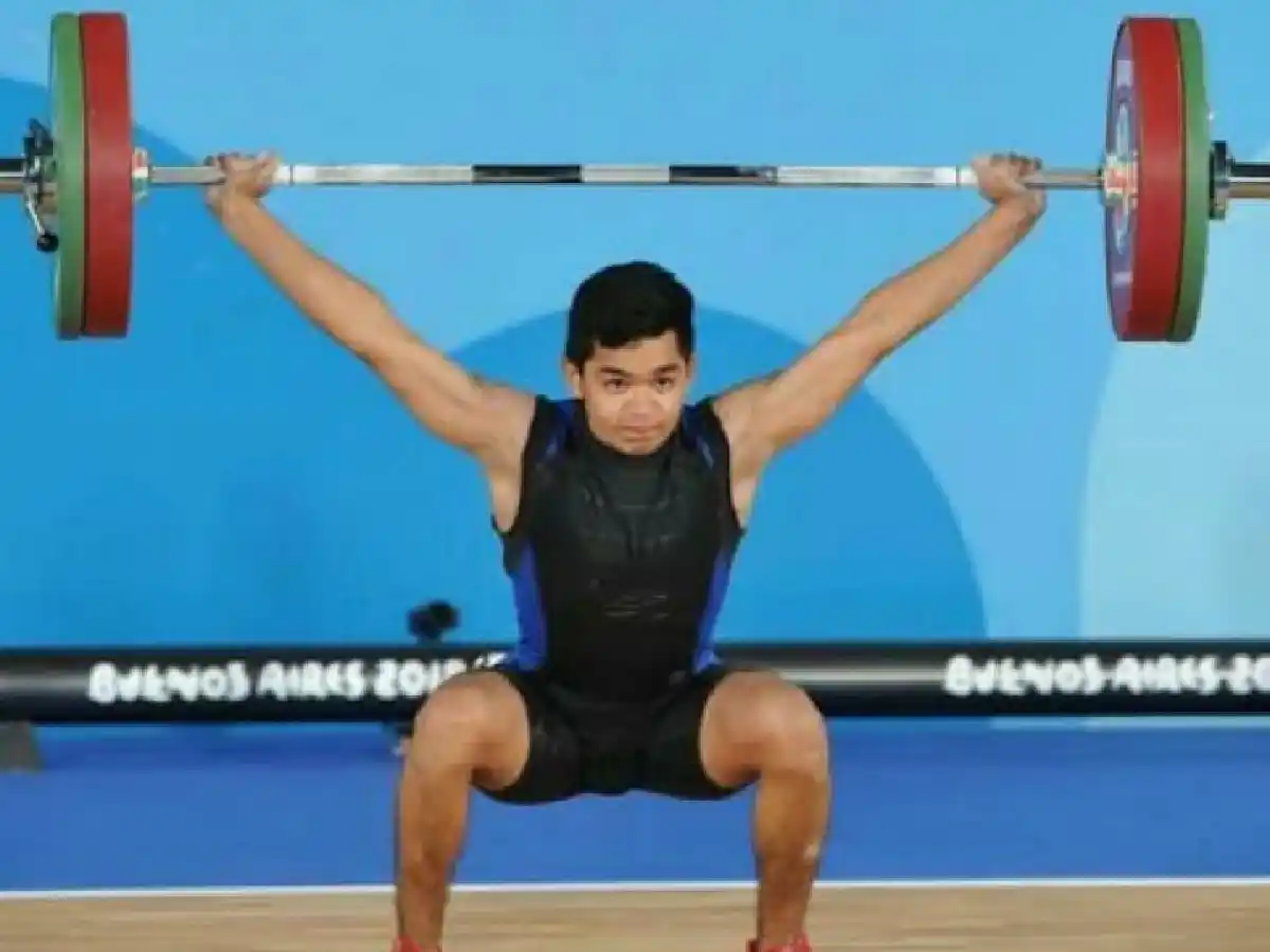 Deportista olímpico vende rifa para comprar la remera de egresado