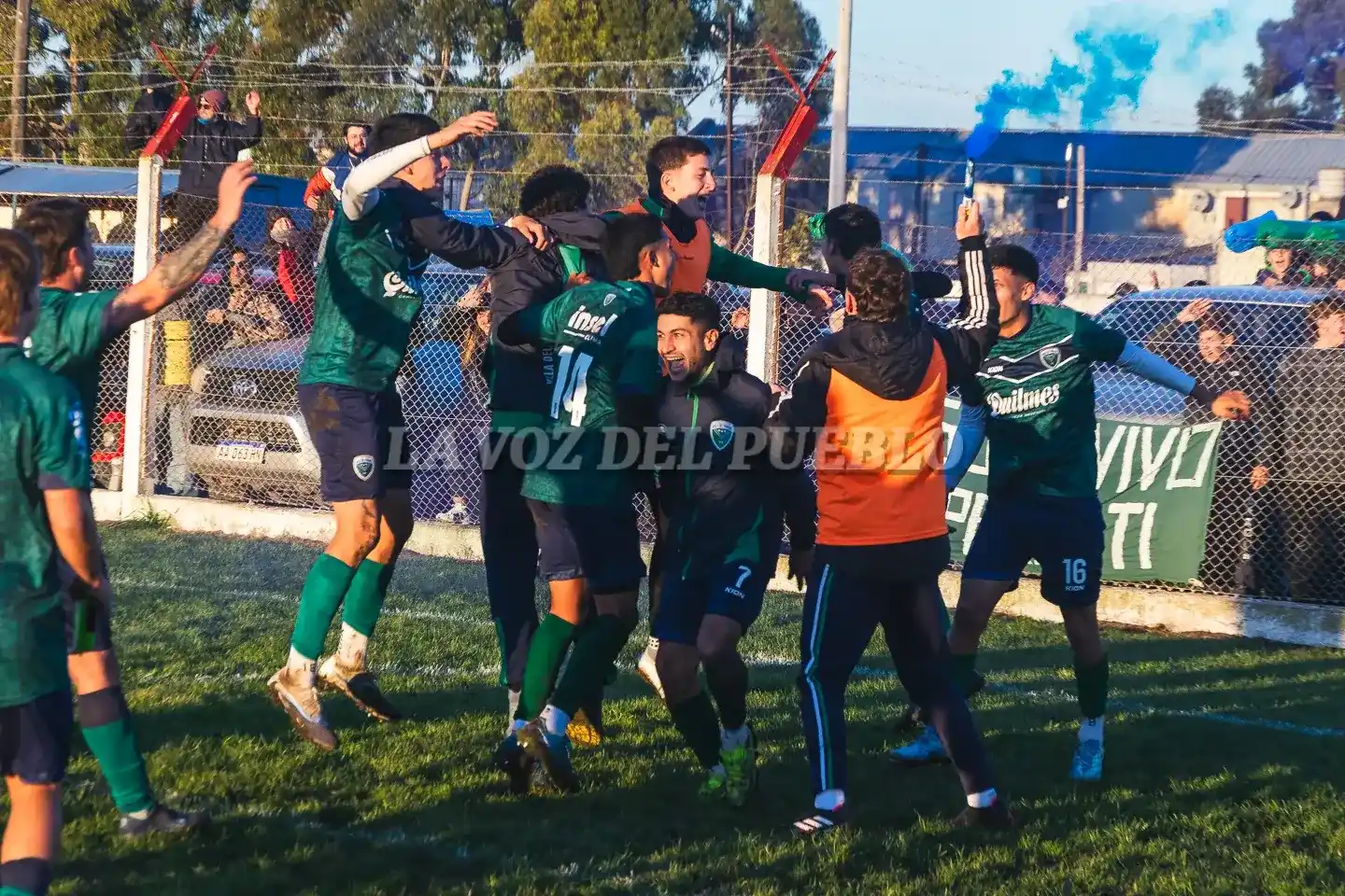 Los futbolistas de Villa festejan en cancha de Ciclista el triunfo por 5 a 1