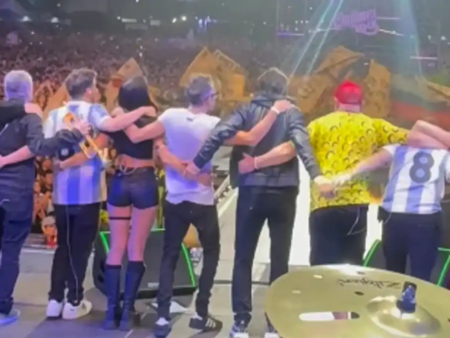 La banda despidiéndose en el final del Quilmes Rock .