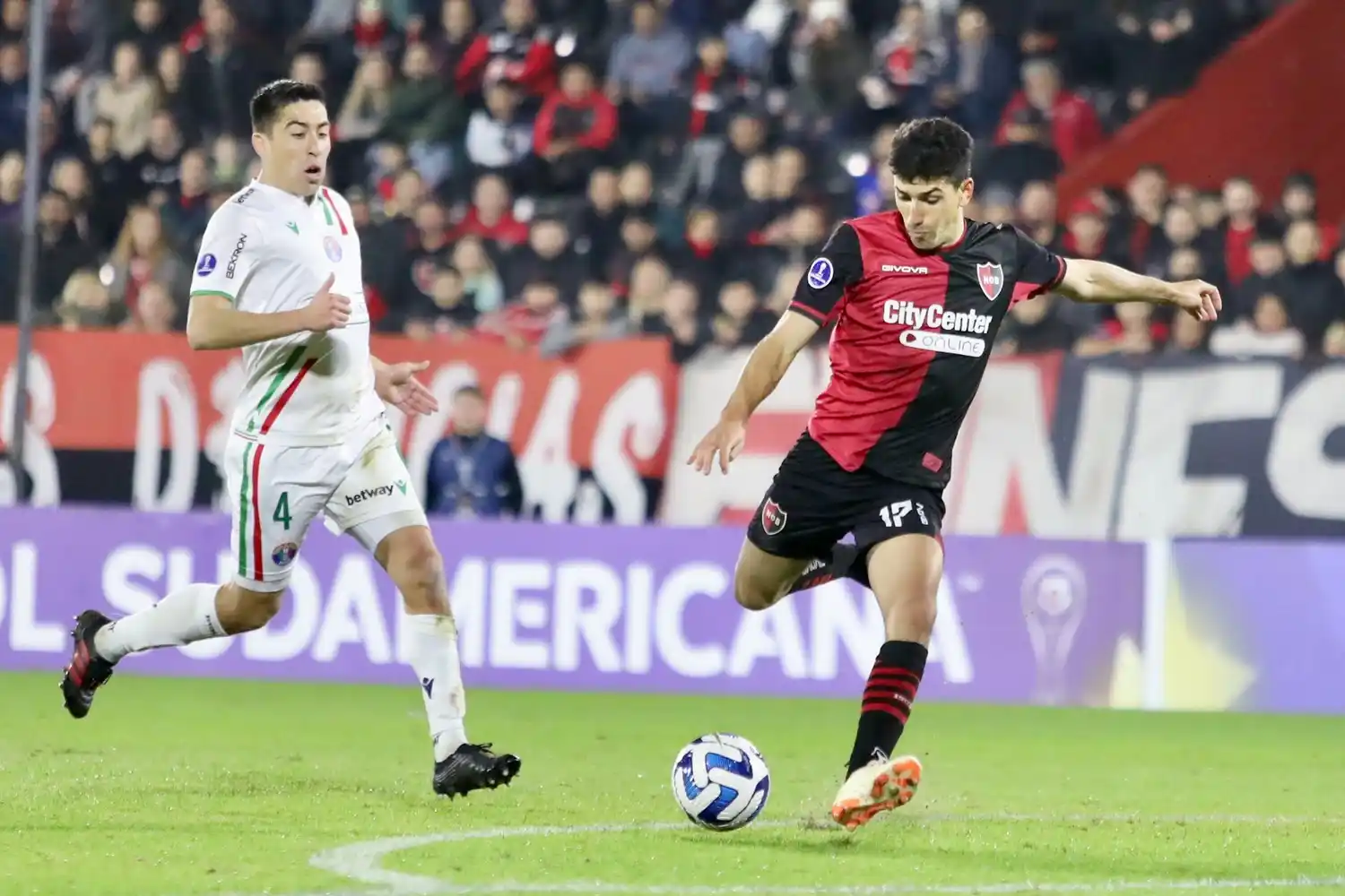 Vangioni ensaya un remate ante la marca de Bosso.