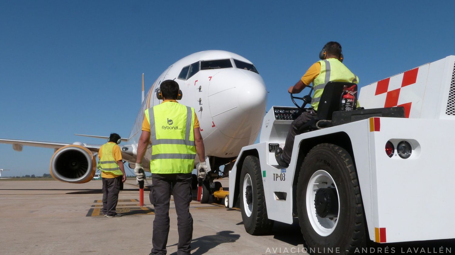 Flybondi trasladó a Ezeiza sus equipos de rampa y volvió a autoprestarse el servicio