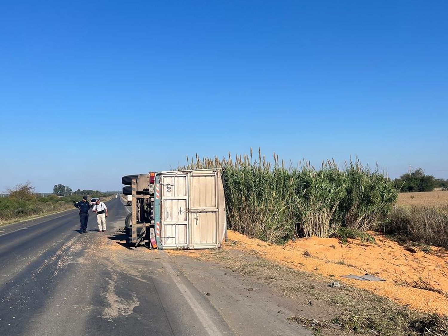 Ruta 26: un camión volcó su acoplado al intentar evitar una colisión frontal
